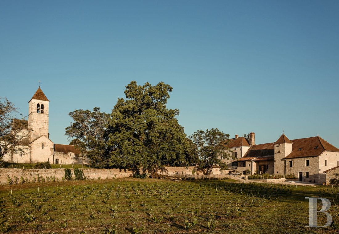 En Saône-et-Loire, dans le village de Lancharre, deux maisons du 17e siècle dans un domaine dédié à la villégiature - photo  n°2
